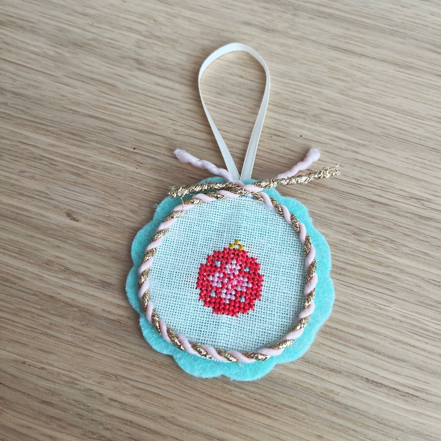 La mini broderie Boule de Noël